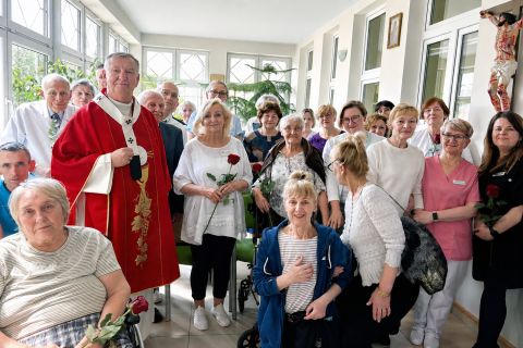 Abp Guzdek modlił się z chorymi i pracownikami białostockiego hospicjum